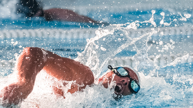 fotografia de nadador profesional nadando en piscina olimpica