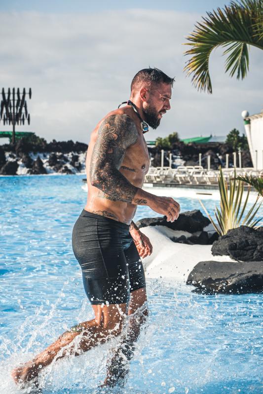 fotografía deportiva nadador profesional saliendo del agua con tatuajes