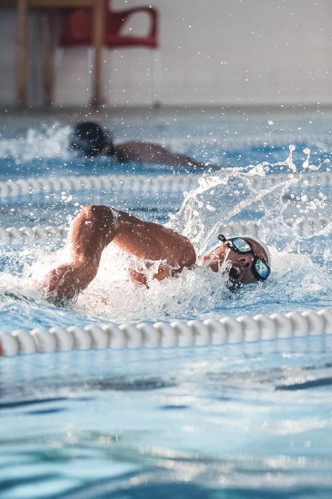fotografía deportiva nadador profesional nadando en una piscina olimpica