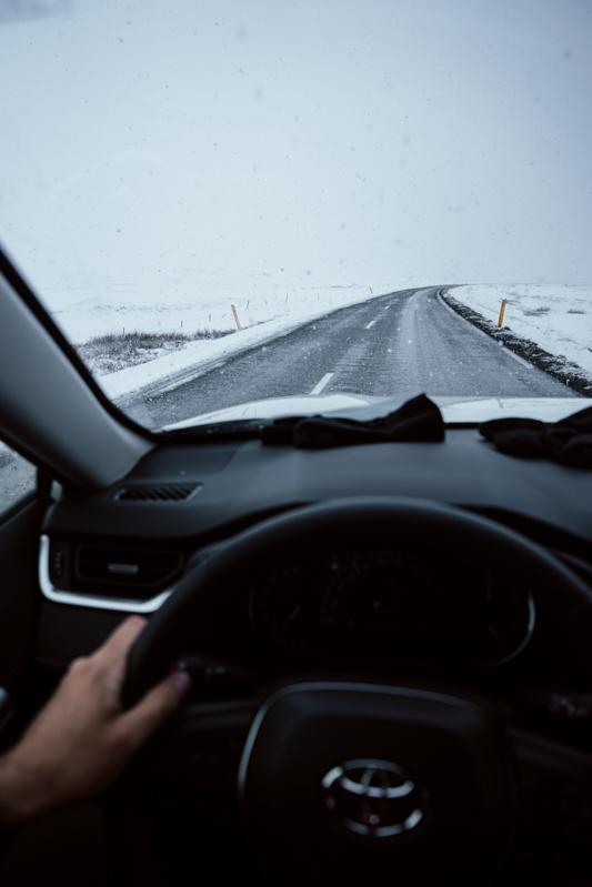 fotografía de expedicion en islandia interior del coche circulando por una carretera nevada