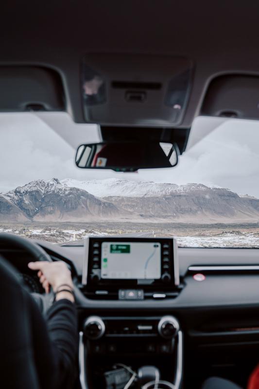 fotografía de expedicion en islandia interior del coche que se dirige a la montaña nevada
