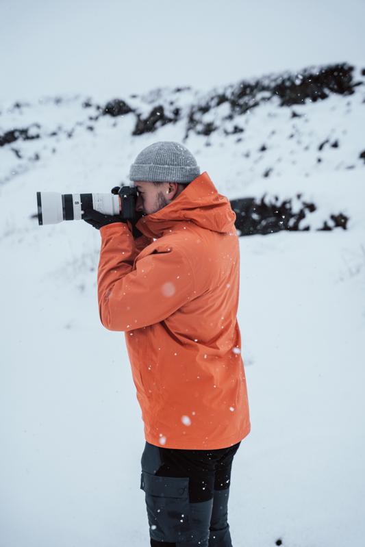 fotografía de expedicion en islandia fotógrafo abrigado sacando foto