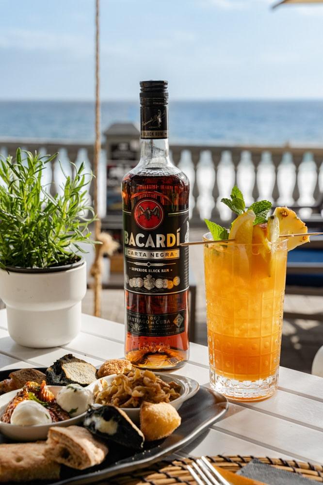 fotografía gastronómica tapa acompañada de coctel con bacardi