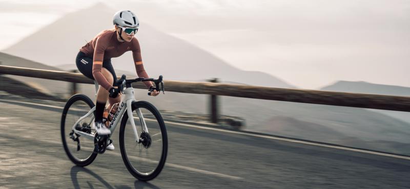 fotografía deportiva ciclista en el parque nacional del teide